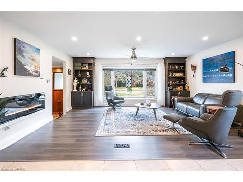 5 Lower Canada Drive, Niagara-On-The-Lake, ON - Indoor Photo Showing Living Room