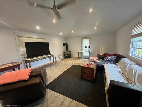 2030 First Avenue, Selkirk, ON - Indoor Photo Showing Living Room