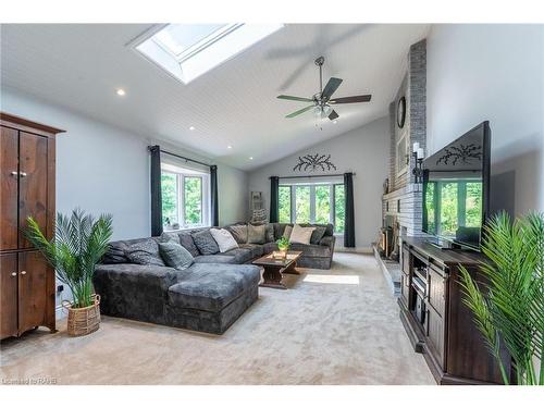 7575 Milburough Line, Milton, ON - Indoor Photo Showing Living Room