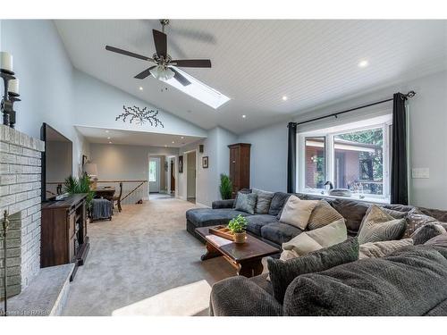 7575 Milburough Line, Milton, ON - Indoor Photo Showing Living Room