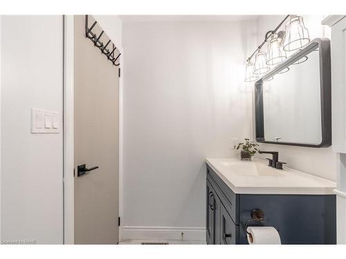 7575 Milburough Line, Milton, ON - Indoor Photo Showing Bathroom