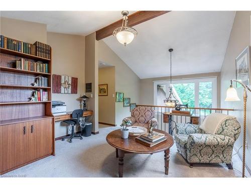 7575 Milburough Line, Milton, ON - Indoor Photo Showing Living Room