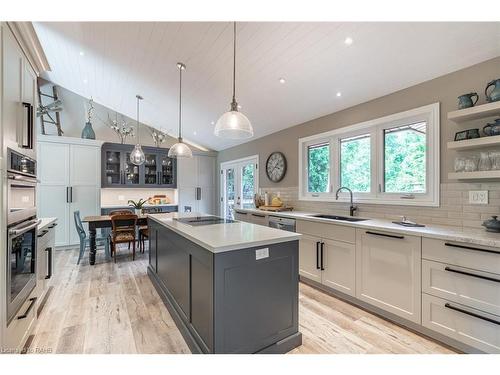 7575 Milburough Line, Milton, ON - Indoor Photo Showing Kitchen With Upgraded Kitchen