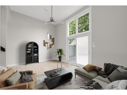 109-11 Harrisford Street, Hamilton, ON - Indoor Photo Showing Living Room