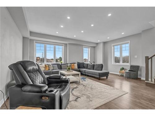 110 Hibiscus Lane, Hamilton, ON - Indoor Photo Showing Living Room