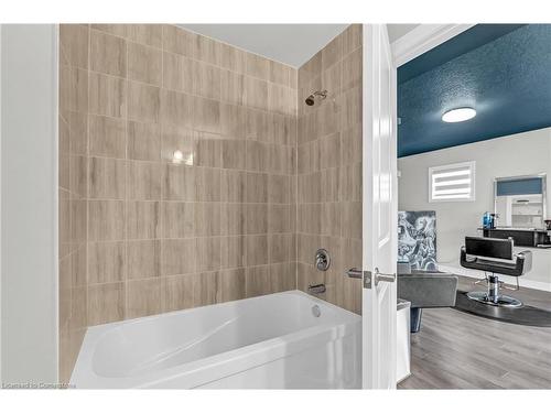 110 Hibiscus Lane, Hamilton, ON - Indoor Photo Showing Bathroom