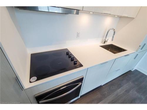 801-370 Martha Street, Burlington, ON - Indoor Photo Showing Kitchen