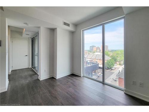 801-370 Martha Street, Burlington, ON - Indoor Photo Showing Other Room