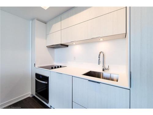 801-370 Martha Street, Burlington, ON - Indoor Photo Showing Kitchen