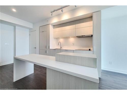 706-370 Martha Street, Burlington, ON - Indoor Photo Showing Kitchen