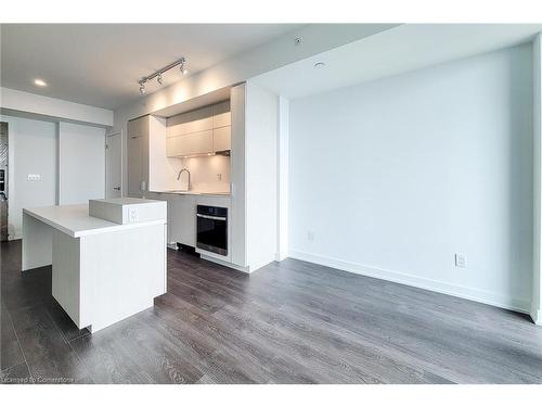 706-370 Martha Street, Burlington, ON - Indoor Photo Showing Kitchen