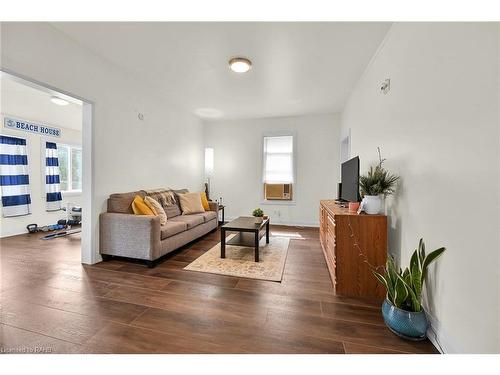 615 Main Street, Port Dover, ON - Indoor Photo Showing Living Room