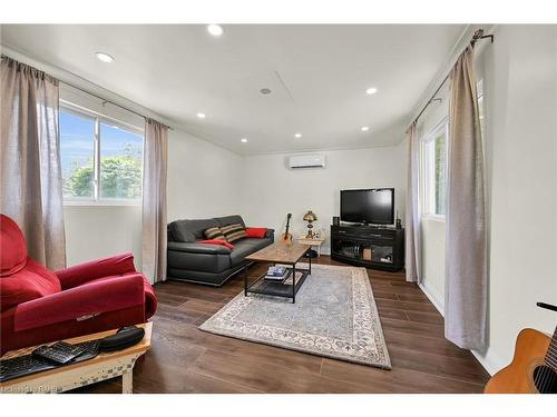 615 Main Street, Port Dover, ON - Indoor Photo Showing Living Room