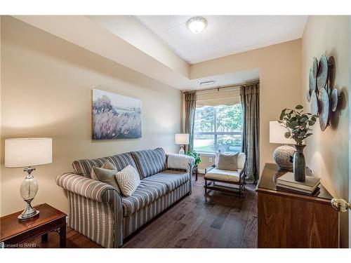 106-2085 Amherst Heights Drive, Burlington, ON - Indoor Photo Showing Living Room