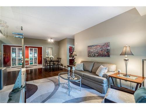 106-2085 Amherst Heights Drive, Burlington, ON - Indoor Photo Showing Living Room