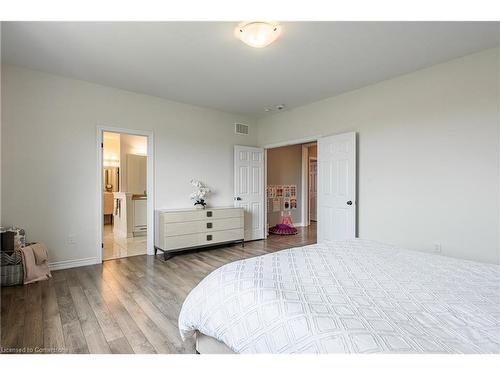 8445 Sweet Chestnut Drive, Niagara Falls, ON - Indoor Photo Showing Bedroom