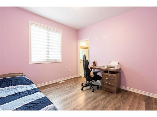 8445 Sweet Chestnut Drive, Niagara Falls, ON - Indoor Photo Showing Bedroom