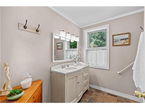 1689 2Nd Concession Road W, Lynden, ON - Indoor Photo Showing Bathroom