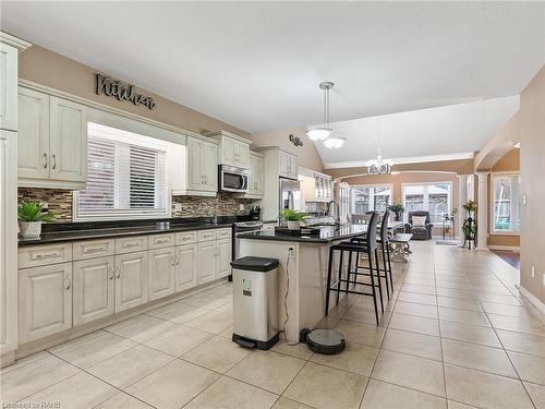 52 Arrowhead Drive, Hamilton, ON - Indoor Photo Showing Kitchen With Upgraded Kitchen