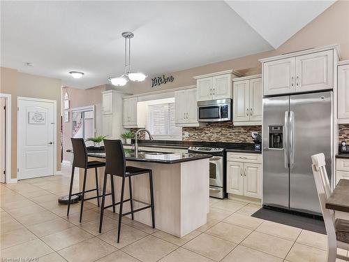 52 Arrowhead Drive, Hamilton, ON - Indoor Photo Showing Kitchen With Upgraded Kitchen