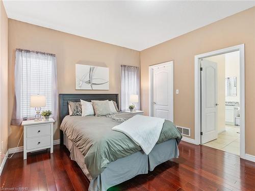 52 Arrowhead Drive, Hamilton, ON - Indoor Photo Showing Bedroom