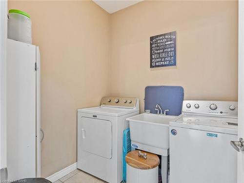 52 Arrowhead Drive, Hamilton, ON - Indoor Photo Showing Laundry Room