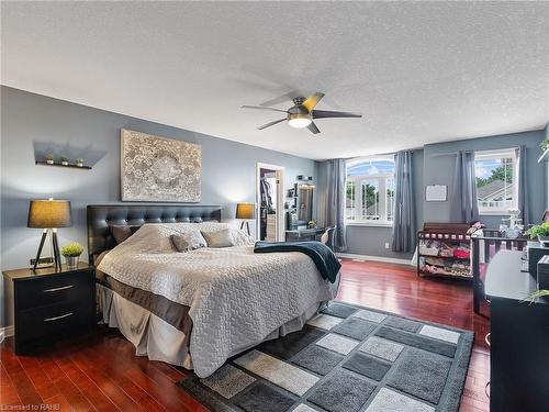 52 Arrowhead Drive, Hamilton, ON - Indoor Photo Showing Bedroom