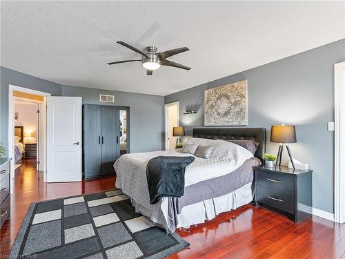 52 Arrowhead Drive, Hamilton, ON - Indoor Photo Showing Bedroom