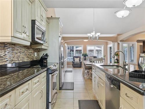 52 Arrowhead Drive, Hamilton, ON - Indoor Photo Showing Kitchen With Double Sink With Upgraded Kitchen