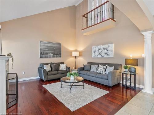 52 Arrowhead Drive, Hamilton, ON - Indoor Photo Showing Living Room