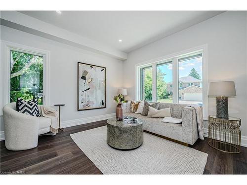 2423 Raymore Drive, Burlington, ON - Indoor Photo Showing Living Room