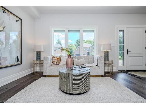 2423 Raymore Drive, Burlington, ON - Indoor Photo Showing Living Room