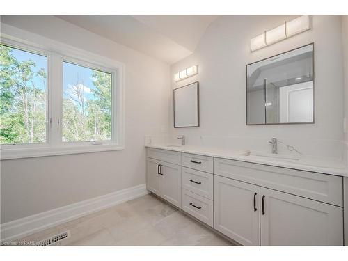 2423 Raymore Drive, Burlington, ON - Indoor Photo Showing Bathroom