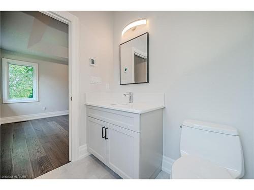 2423 Raymore Drive, Burlington, ON - Indoor Photo Showing Bathroom