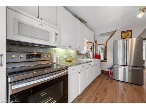 552 Quebec Street, Hamilton, ON - Indoor Photo Showing Kitchen