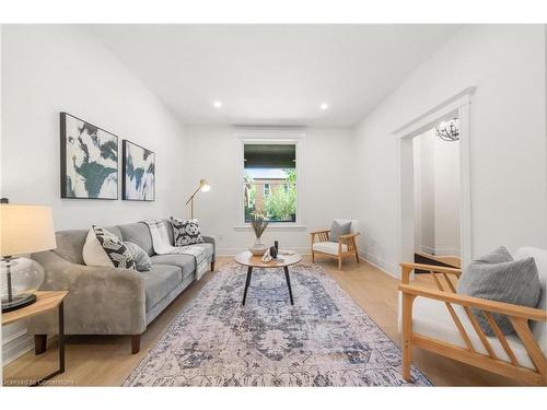 15 Pine Street, Hamilton, ON - Indoor Photo Showing Living Room