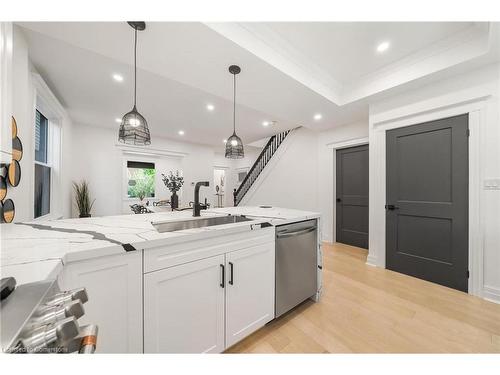 15 Pine Street, Hamilton, ON - Indoor Photo Showing Kitchen