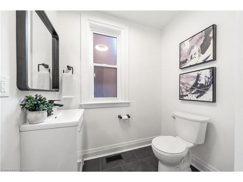 15 Pine Street, Hamilton, ON - Indoor Photo Showing Bathroom