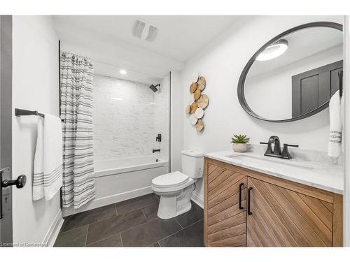 15 Pine Street, Hamilton, ON - Indoor Photo Showing Bathroom