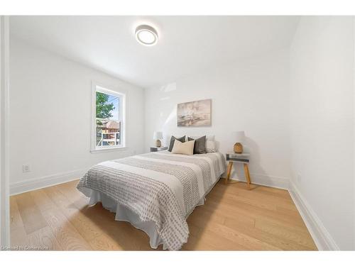 15 Pine Street, Hamilton, ON - Indoor Photo Showing Bedroom