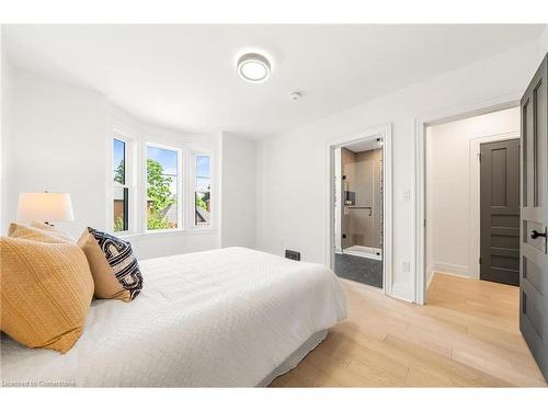 15 Pine Street, Hamilton, ON - Indoor Photo Showing Bedroom