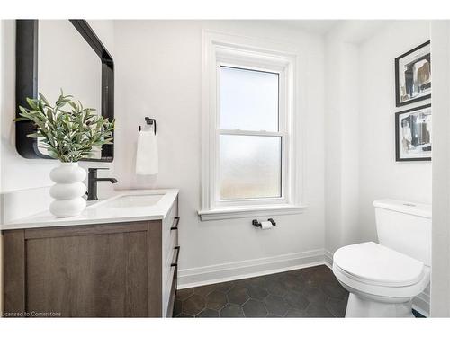 15 Pine Street, Hamilton, ON - Indoor Photo Showing Bathroom