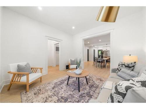 15 Pine Street, Hamilton, ON - Indoor Photo Showing Living Room