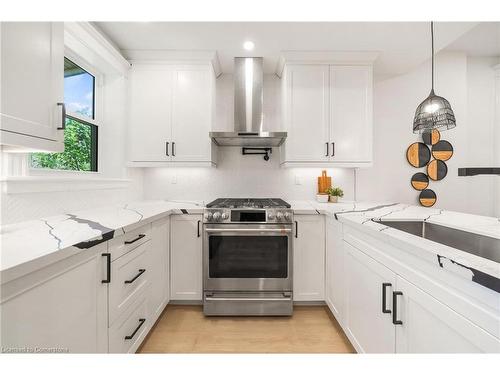 15 Pine Street, Hamilton, ON - Indoor Photo Showing Kitchen With Upgraded Kitchen