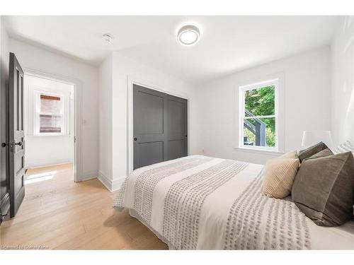 15 Pine Street, Hamilton, ON - Indoor Photo Showing Bedroom