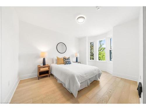 15 Pine Street, Hamilton, ON - Indoor Photo Showing Bedroom