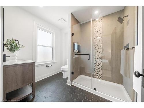 15 Pine Street, Hamilton, ON - Indoor Photo Showing Bathroom