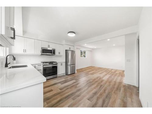 15 Pine Street, Hamilton, ON - Indoor Photo Showing Kitchen