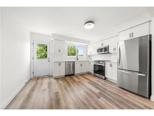 15 Pine Street, Hamilton, ON - Indoor Photo Showing Kitchen