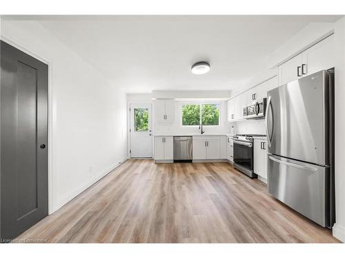 15 Pine Street, Hamilton, ON - Indoor Photo Showing Kitchen